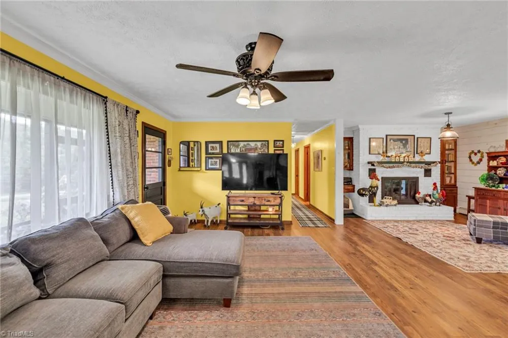 2351 US Highway 221 Jefferson, NC 28640