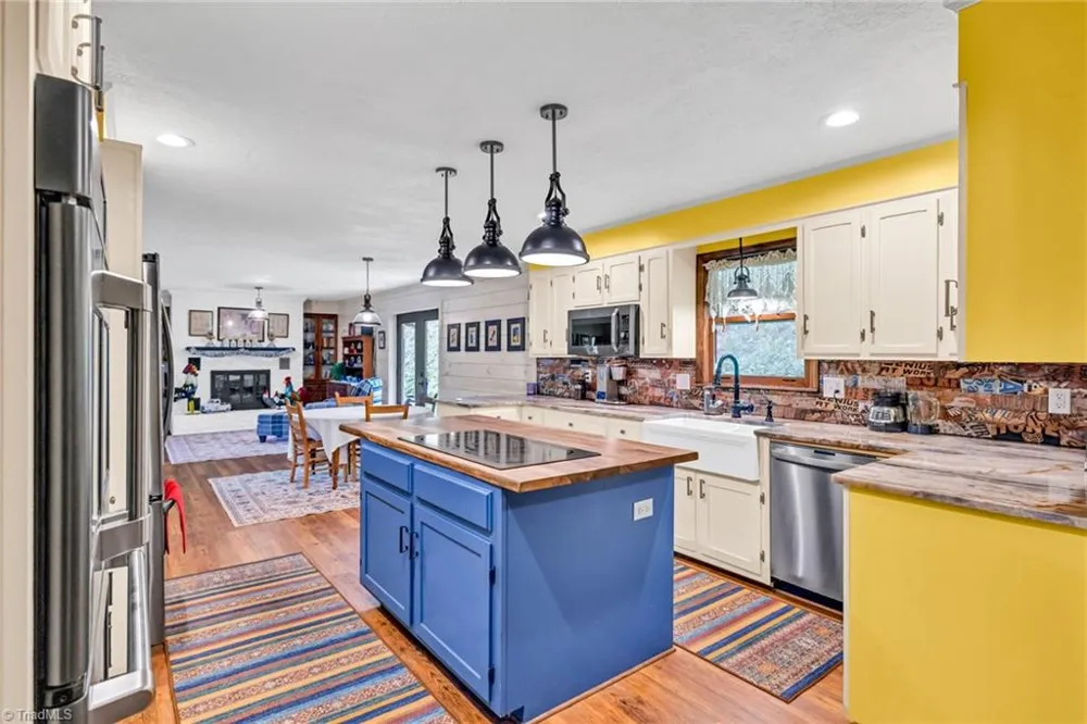 2351 US Highway 221 Jefferson, NC 28640