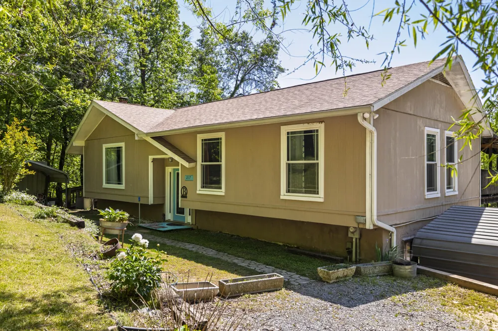 217 Roberts Road Spring City, TN 37381