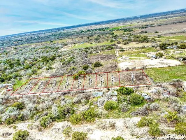 450 County Road 124 Floresville, TX 78114