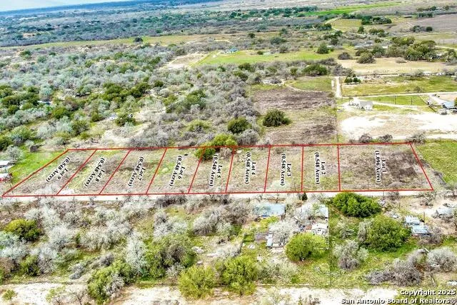 450 County Road 124 Floresville, TX 78114