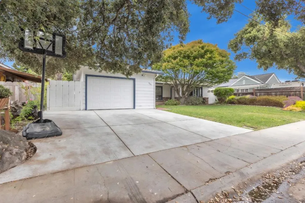 906 Bautista Drive Salinas, CA 93901