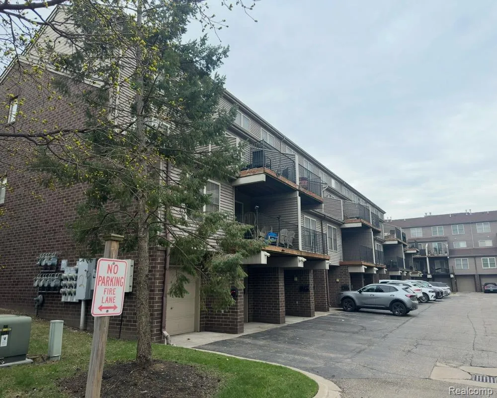 7 GEORGETOWN Dearborn City, MI 48126