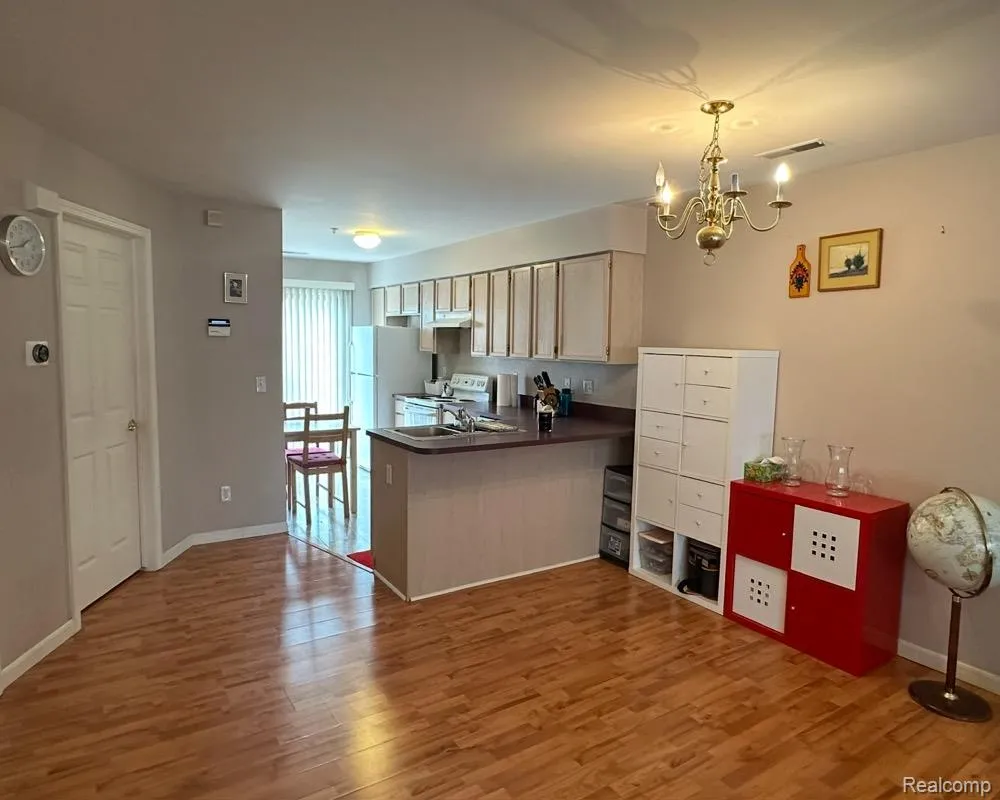 7 GEORGETOWN Dearborn City, MI 48126