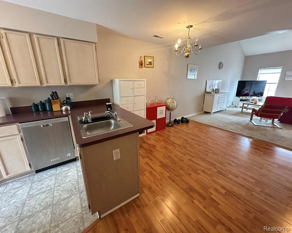 7 GEORGETOWN Dearborn City, MI 48126
