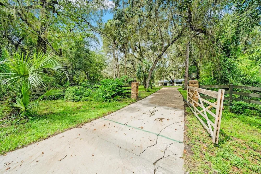 10245 E TRAILS END ROAD Floral City, FL 34436