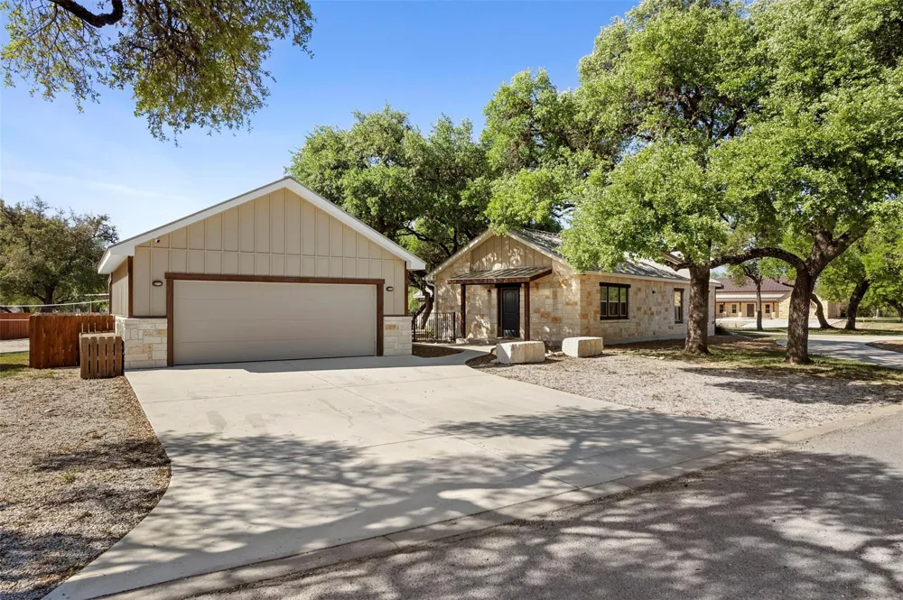 11 Stepping Stone Concan, TX 78838