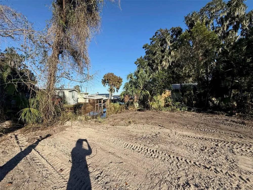748 CR 477A Lake Panasoffkee, FL 33538