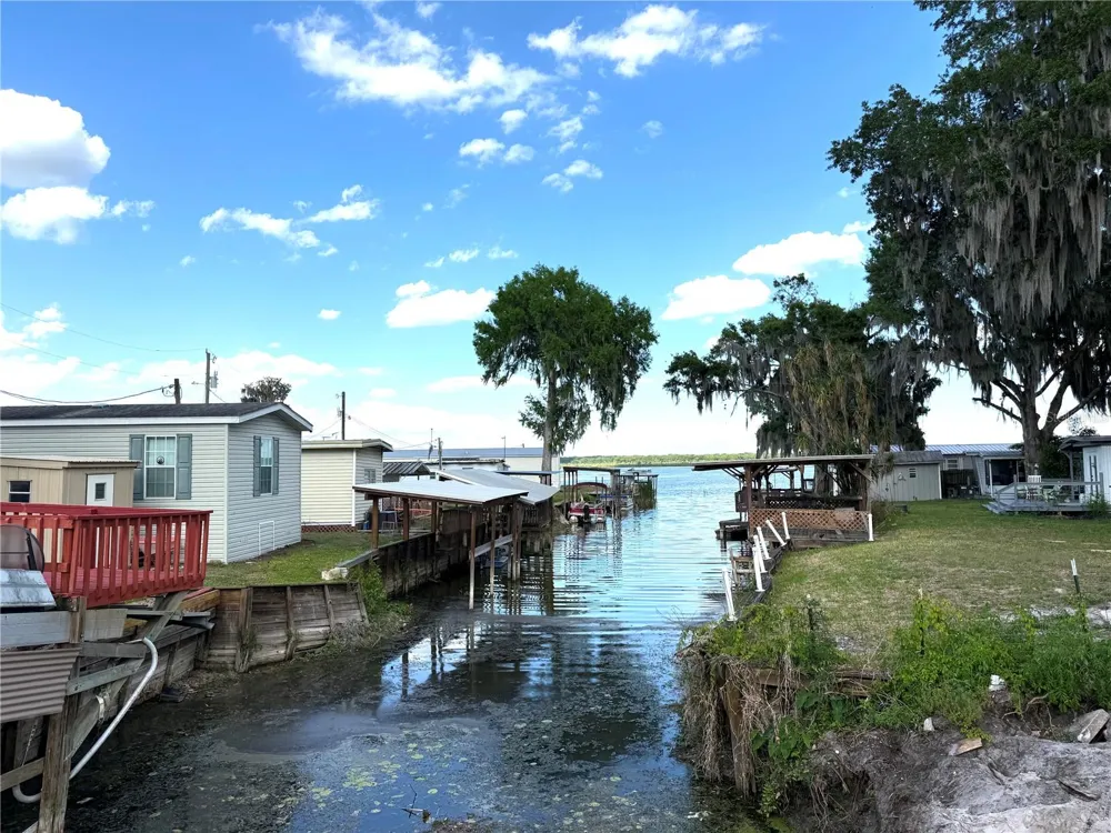 748 CR 477A Lake Panasoffkee, FL 33538
