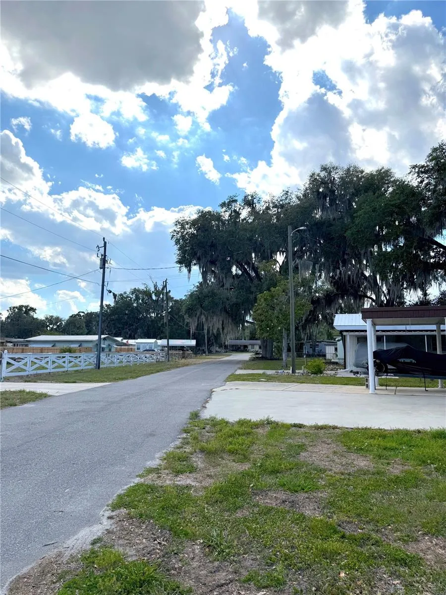 748 CR 477A Lake Panasoffkee, FL 33538