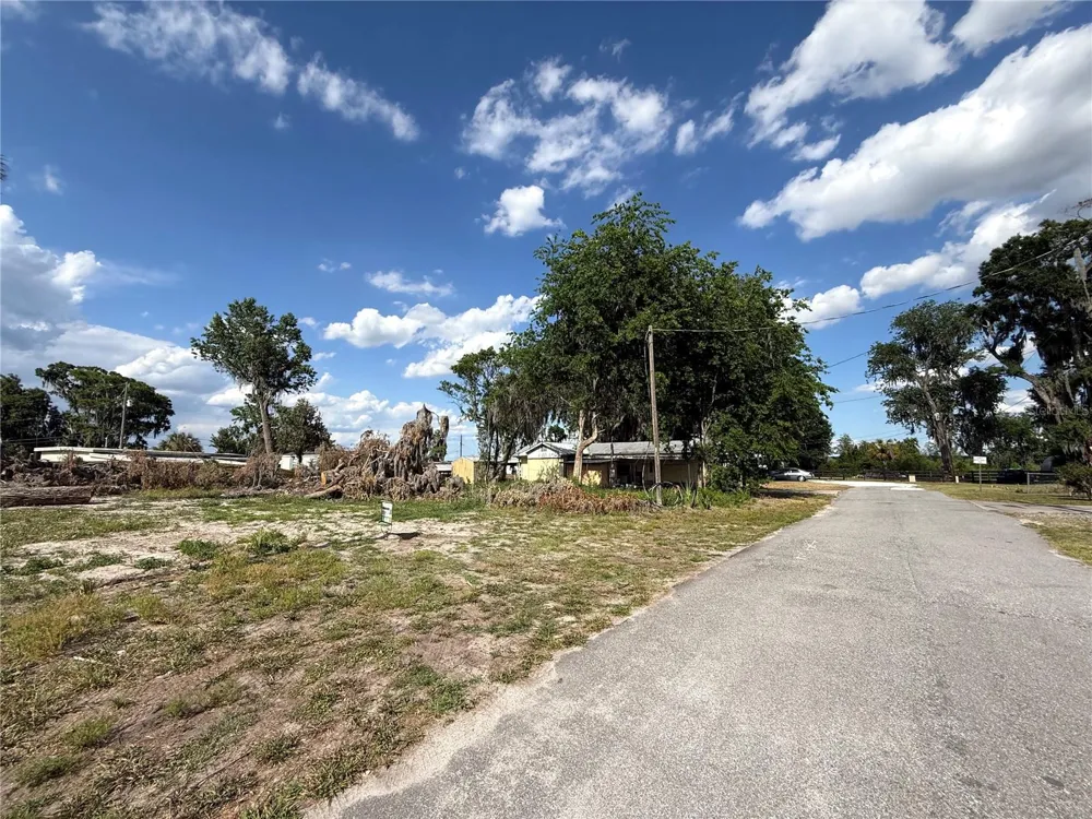 748 CR 477A Lake Panasoffkee, FL 33538