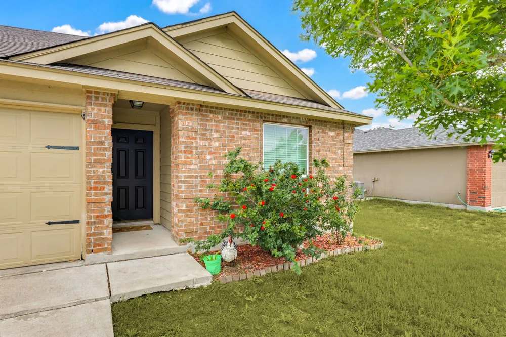 138 Talon Drive Luling, TX 78648