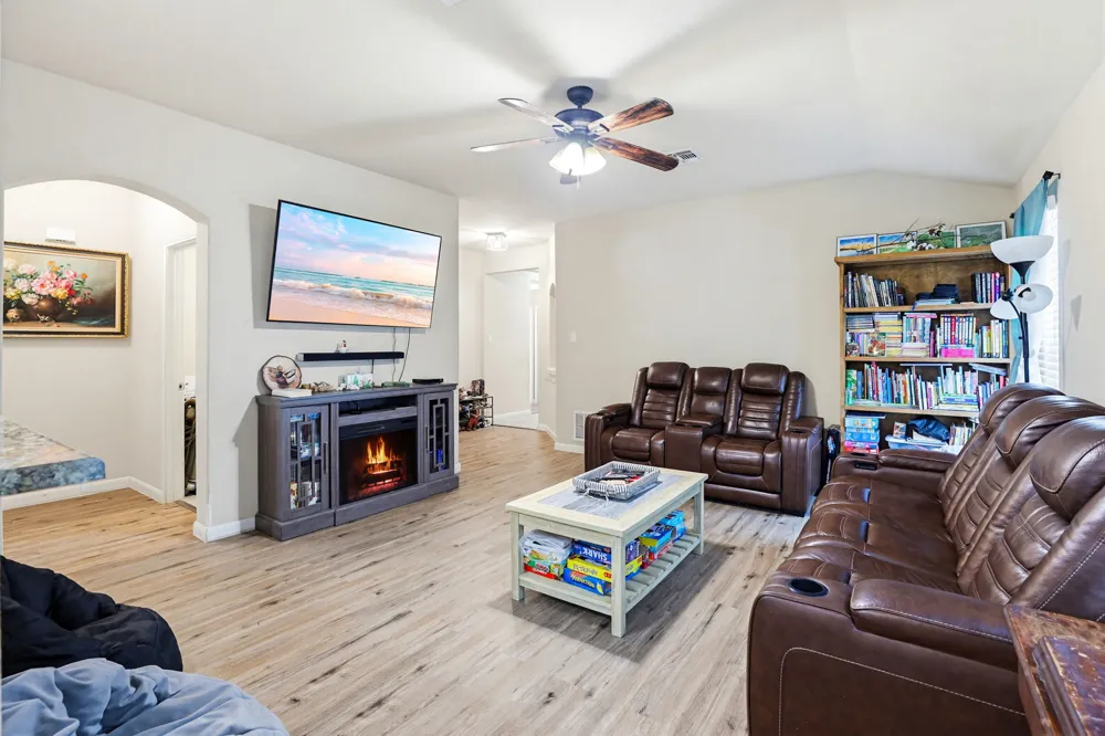 138 Talon Drive Luling, TX 78648