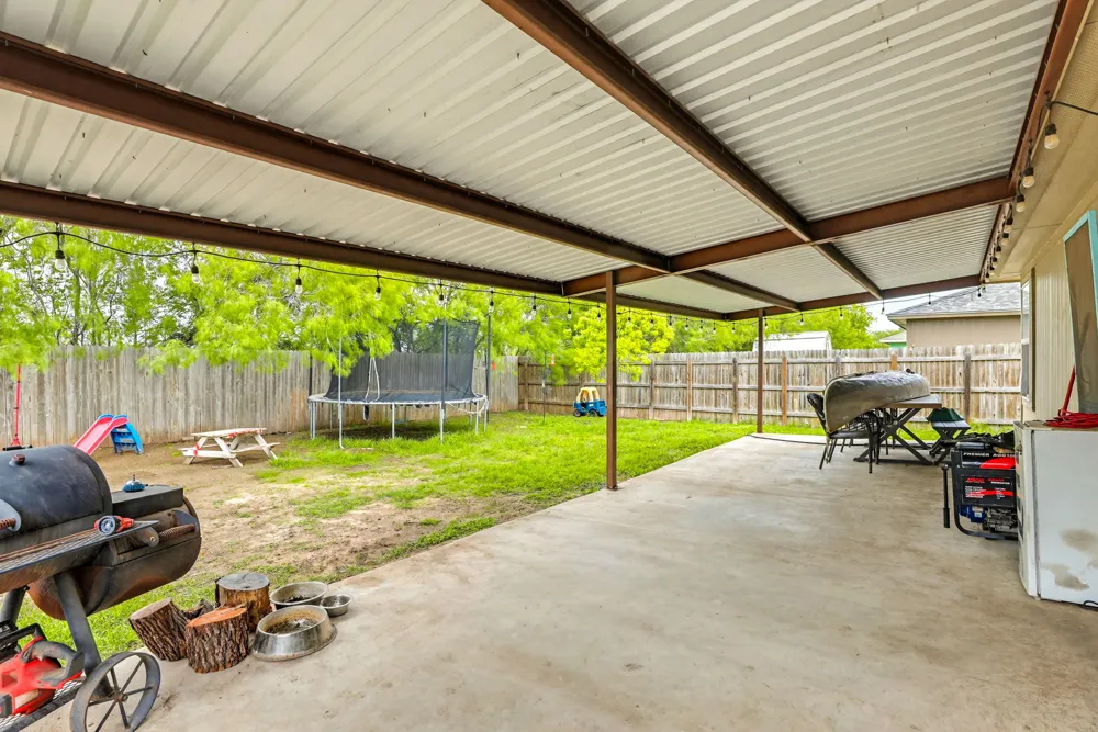 138 Talon Drive Luling, TX 78648