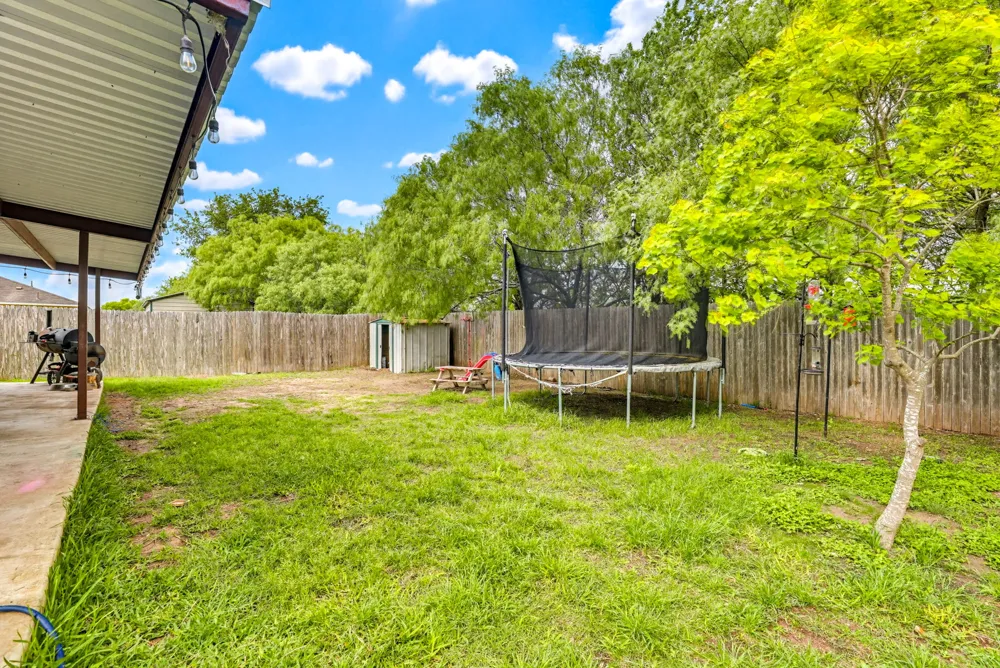 138 Talon Drive Luling, TX 78648