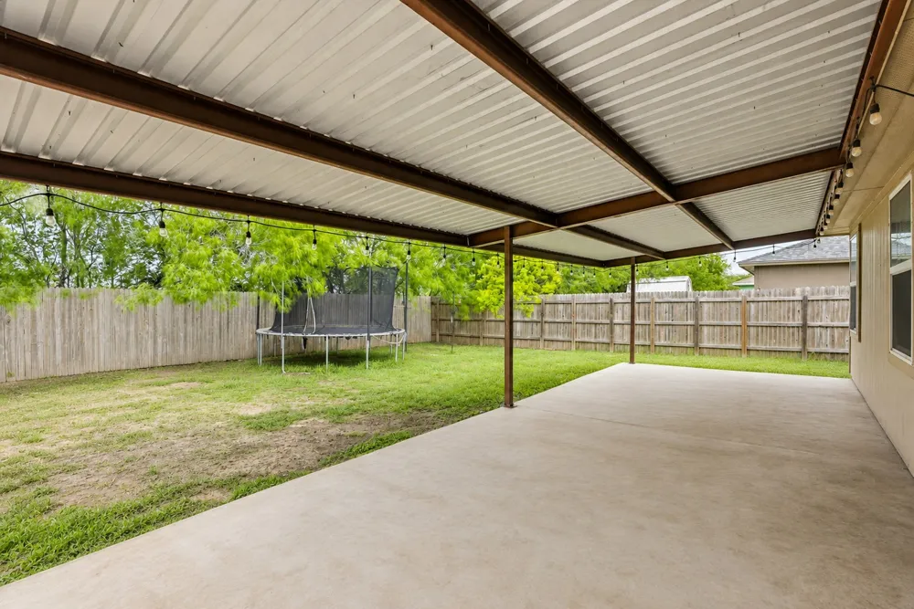 138 Talon Drive Luling, TX 78648