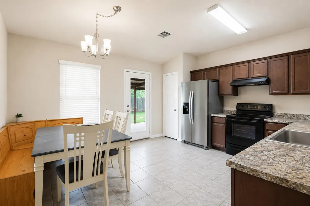 138 Talon Drive Luling, TX 78648