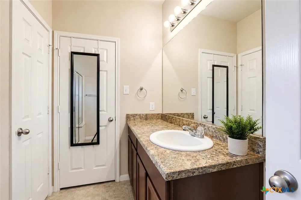 138 Talon Drive Luling, TX 78648