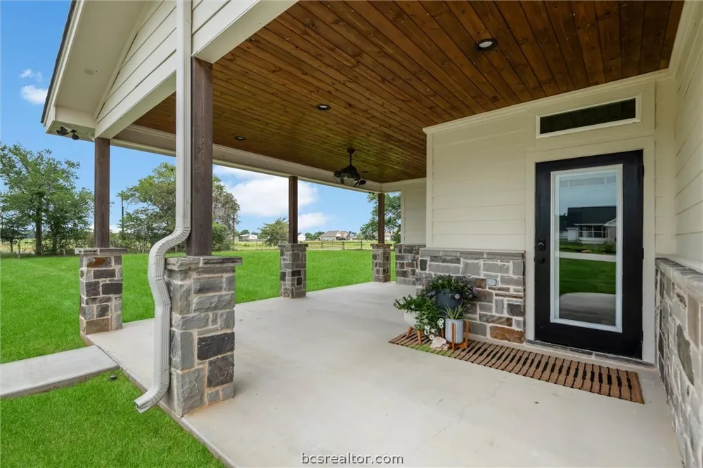 914 Axis Lane Franklin, TX 77856