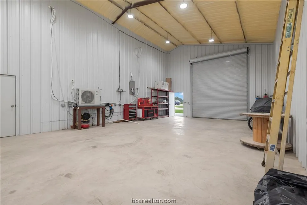 914 Axis Lane Franklin, TX 77856