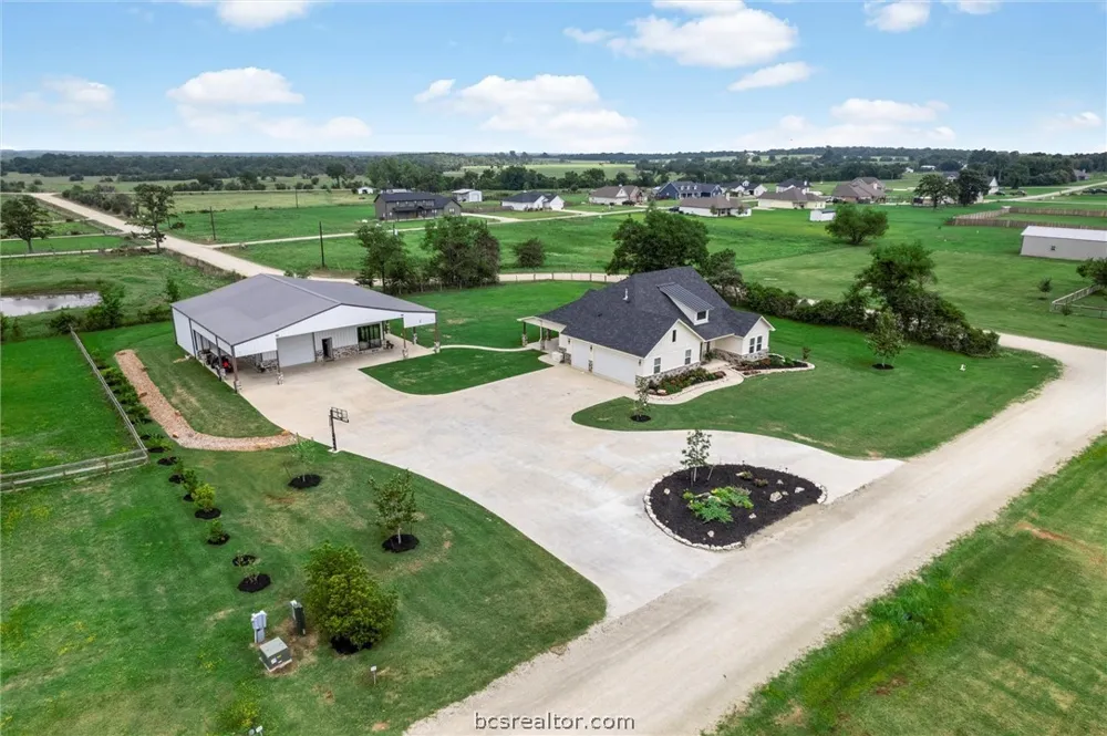914 Axis Lane Franklin, TX 77856