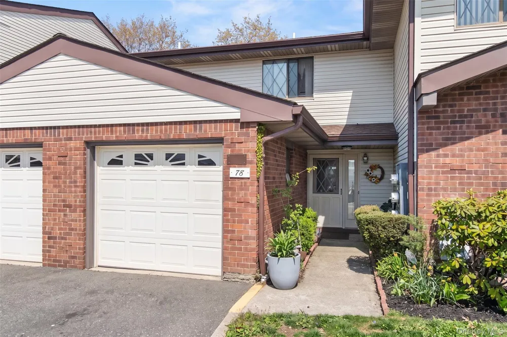 78 Cambridge Drive W Copiague, NY 11726