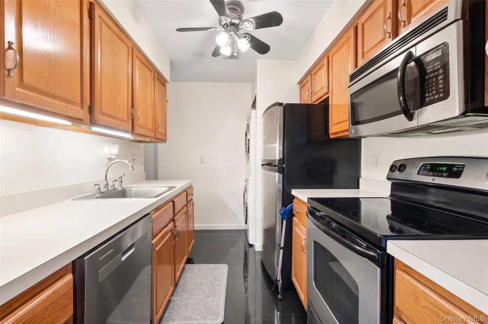 78 Cambridge Drive W Copiague, NY 11726