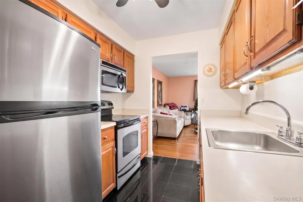 78 Cambridge Drive W Copiague, NY 11726