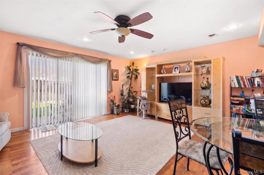 78 Cambridge Drive W Copiague, NY 11726