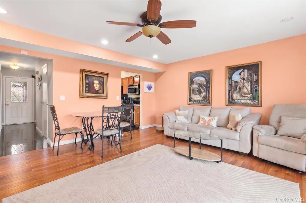 78 Cambridge Drive W Copiague, NY 11726