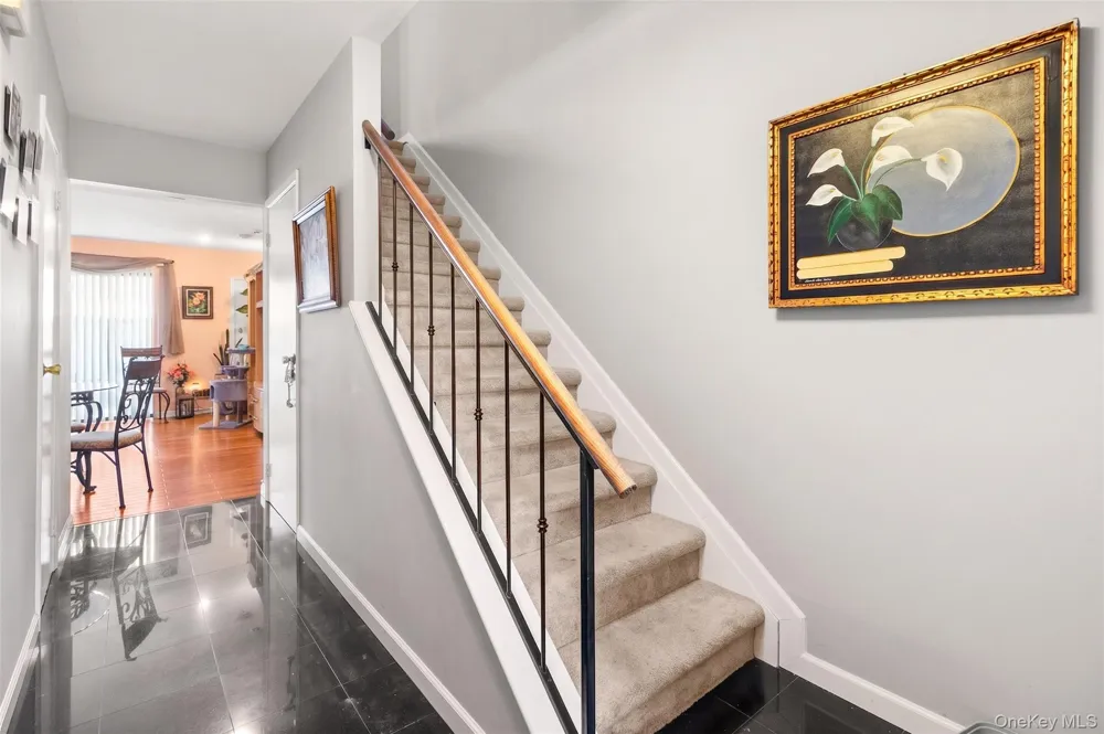 78 Cambridge Drive W Copiague, NY 11726