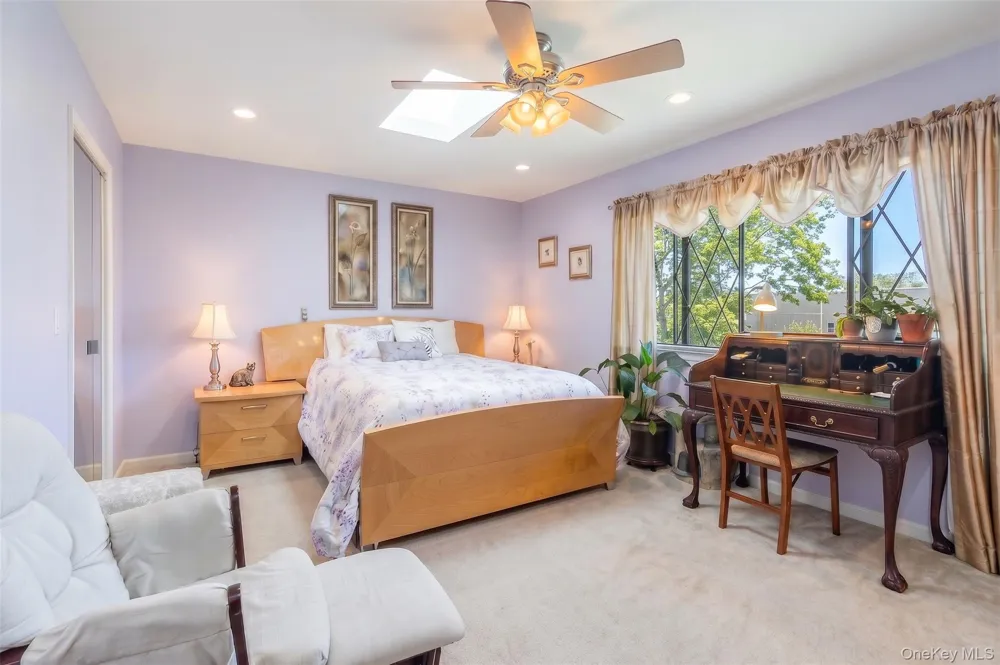 78 Cambridge Drive W Copiague, NY 11726