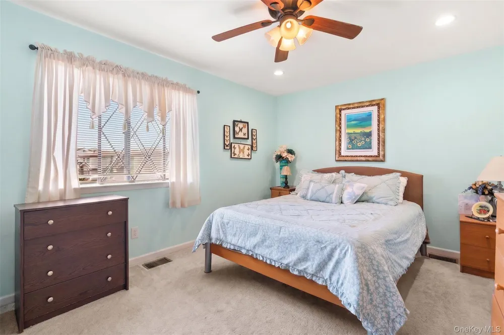 78 Cambridge Drive W Copiague, NY 11726