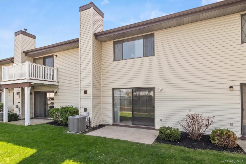 78 Cambridge Drive W Copiague, NY 11726