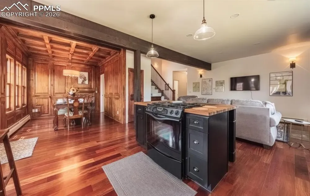 13 Oak Place Manitou Springs, CO 80829