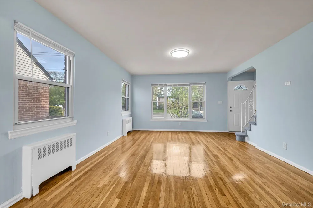 382 Old Country Road Mineola, NY 11501