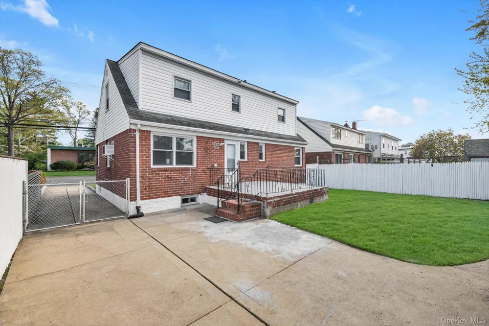 382 Old Country Road Mineola, NY 11501