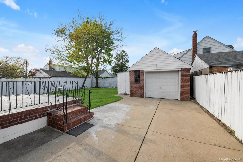 382 Old Country Road Mineola, NY 11501