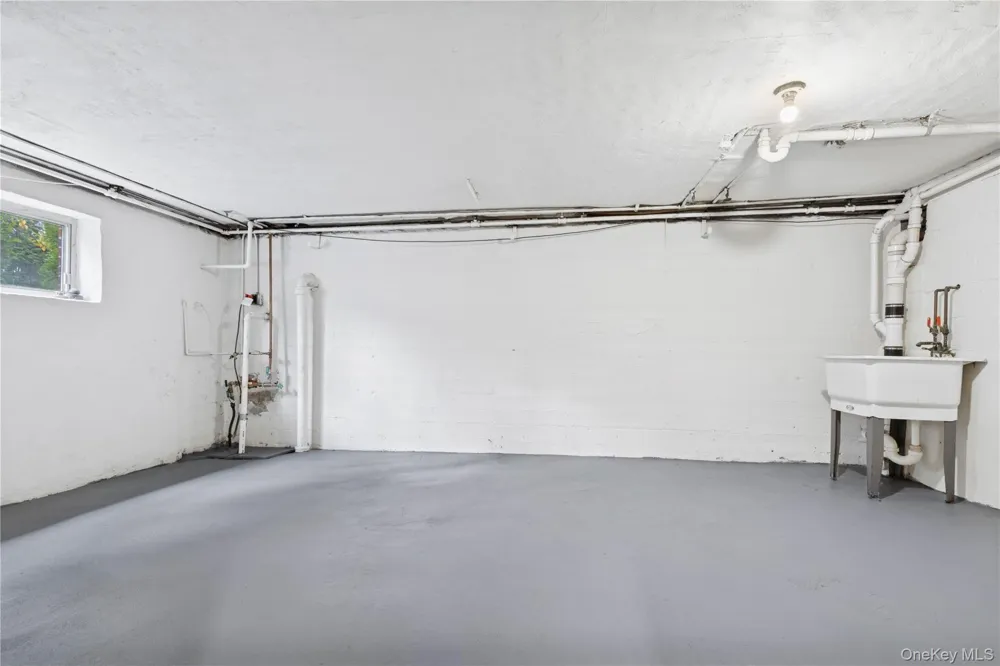81 Midland Staten Island, NY 10308