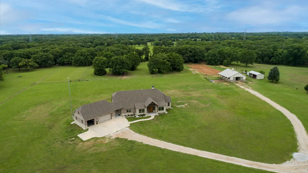 3317 Vz County Road 1804 Grand Saline, TX 75140