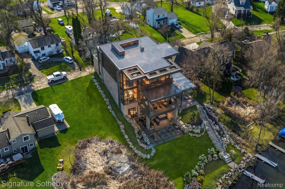 1105 Oregon Boulevard Waterford Charter Township, MI 48327