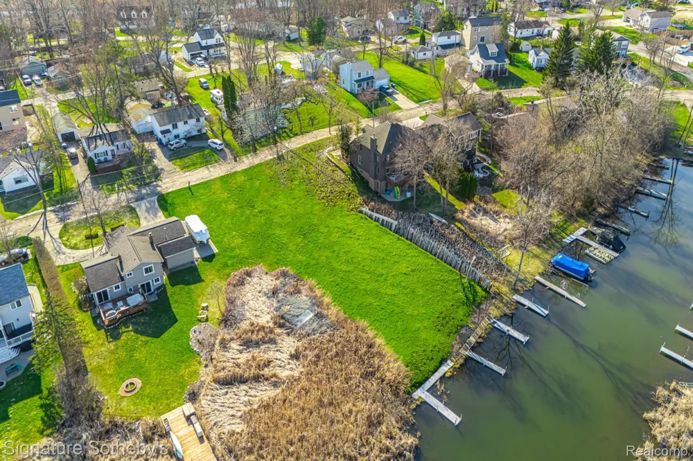 1105 Oregon Boulevard Waterford Charter Township, MI 48327