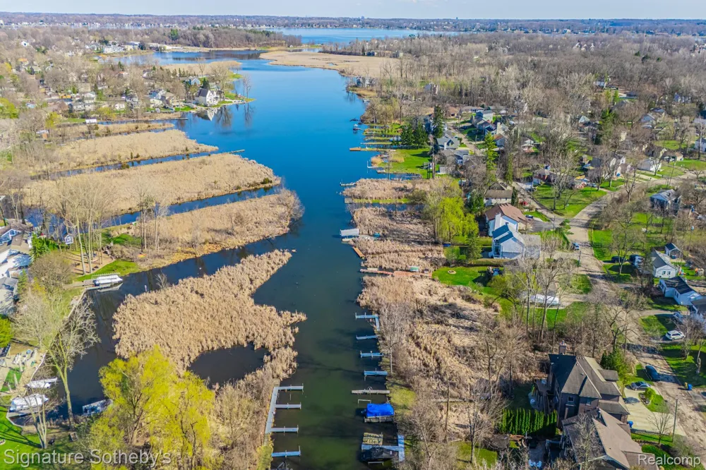 1105 Oregon Boulevard Waterford Charter Township, MI 48327