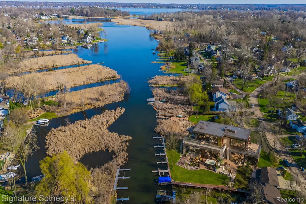 1105 Oregon Boulevard Waterford Charter Township, MI 48327