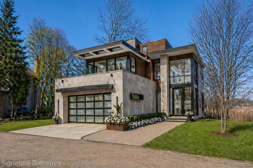1105 Oregon Boulevard Waterford Charter Township, MI 48327