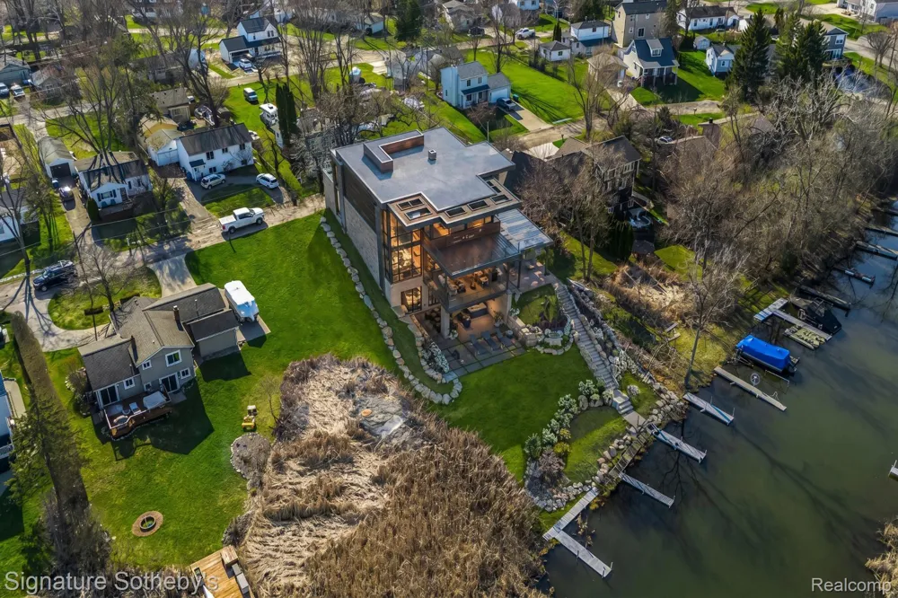 1105 Oregon Boulevard Waterford Charter Township, MI 48327