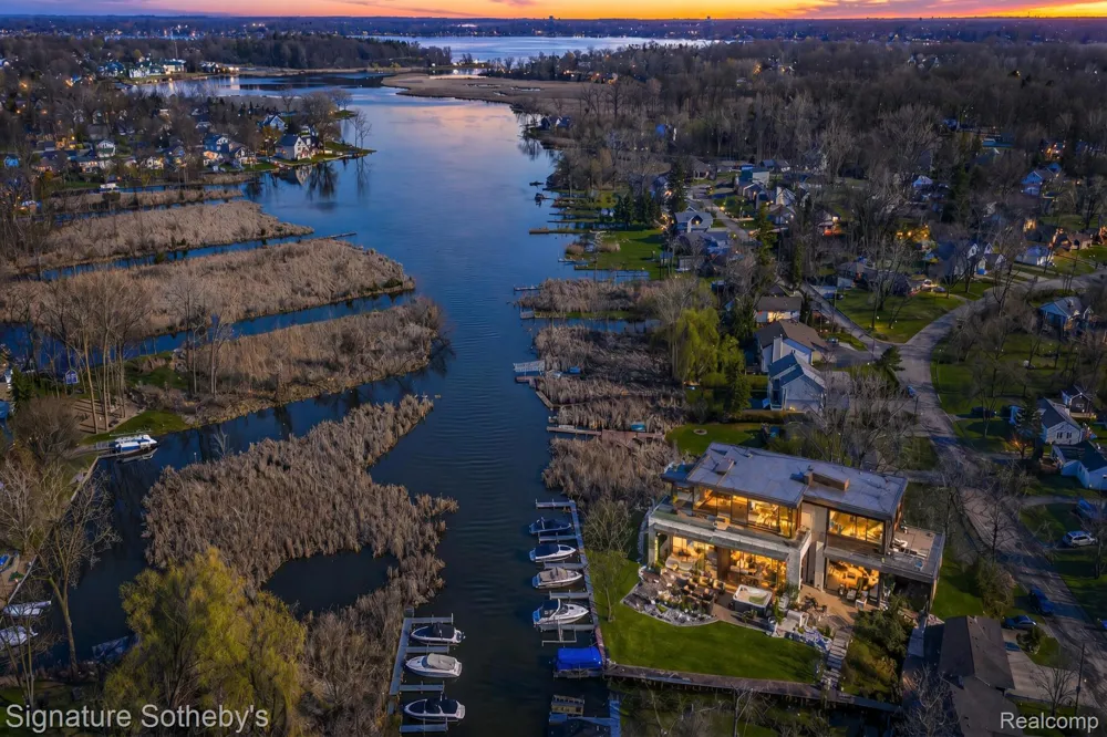 1105 Oregon Boulevard Waterford Charter Township, MI 48327