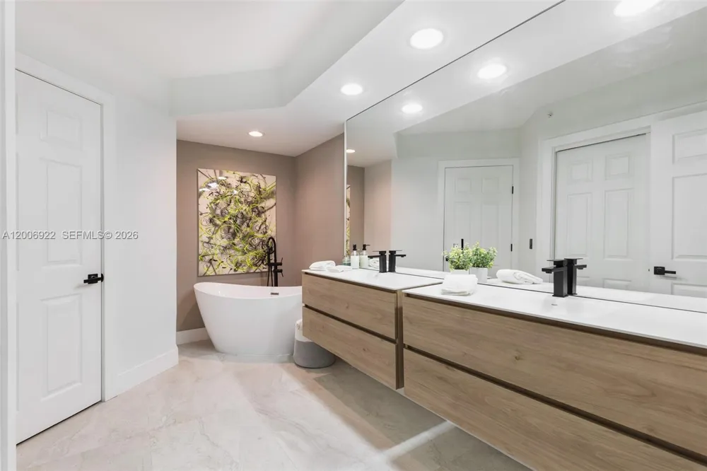 3370 Hidden Bay Dr #409 Aventura, FL 33180