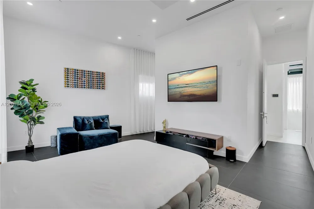 11 Century Ln Miami Beach, FL 33139