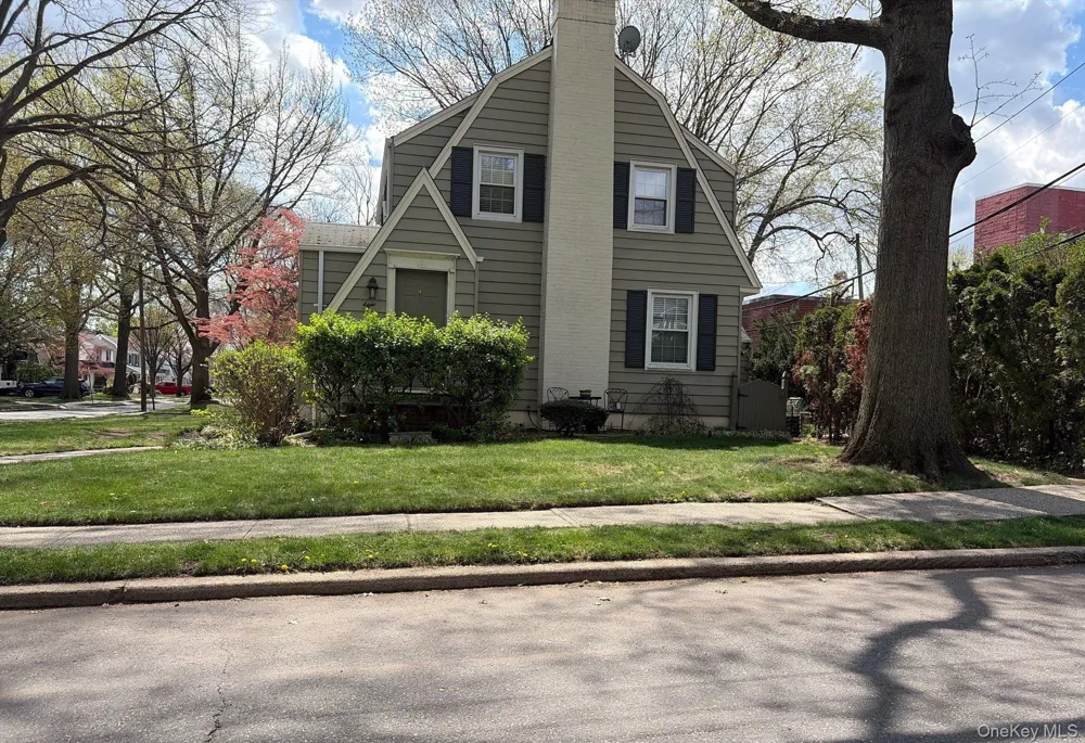 8 Chester Avenue Garden City, NY 11530